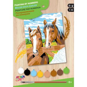 Schilderen op nummer paarden bij hek